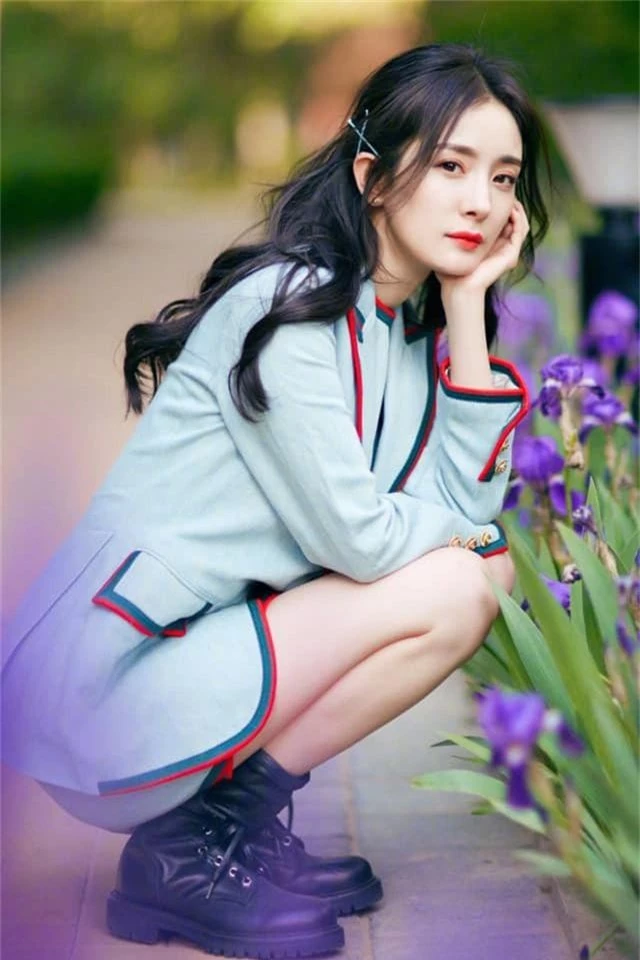 Nhiều lần bị bóc lẽ xuống sắc, nhăn nheo, ấy vậy là Dương Mịch lại vừa gây náo loạn vì xinh đẹp thế này - Ảnh 7. Nhiều lần bị bóc lẽ xuống sắc, nhăn nheo, ấy vậy là Dương Mịch lại vừa gây náo loạn vì xinh đẹp thế này - Ảnh 7.