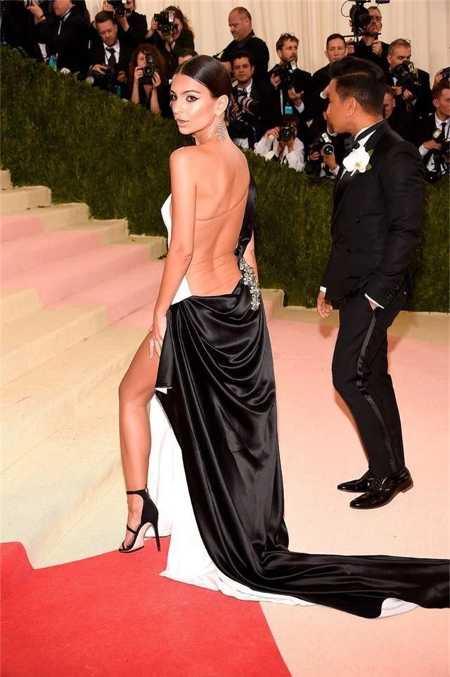 Những bộ đầm táo bạo nhất từng xuất hiện tại “đại tiệc thời trang” Met Gala - 13 Những bộ đầm táo bạo nhất từng xuất hiện tại “đại tiệc thời trang” Met Gala - 13