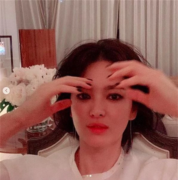 Song Joong Ki vừa gây bão vì chi tiết liên quan tới tin đồn ly hôn thì Song Hye Kyo lại có động thái này - Ảnh 2. Song Joong Ki vừa gây bão vì chi tiết liên quan tới tin đồn ly hôn thì Song Hye Kyo lại có động thái này - Ảnh 2.