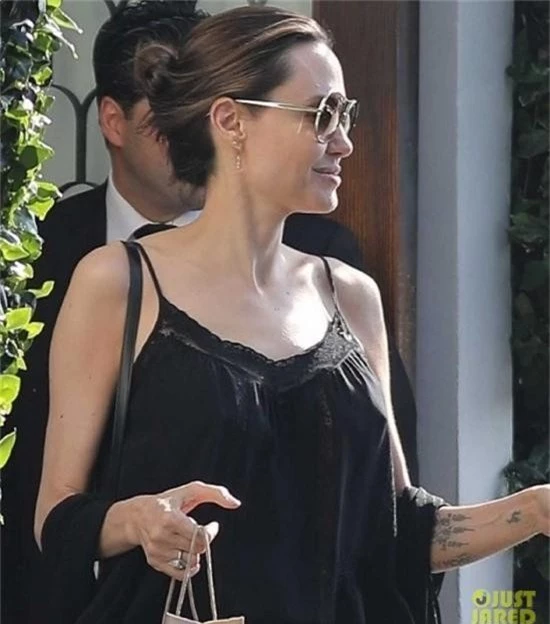 Xuất hiện sau khi đổi họ trở về tên thời con gái, Angelina Jolie tăng cân thấy rõ, rạng rỡ xuống phố - Ảnh 1.