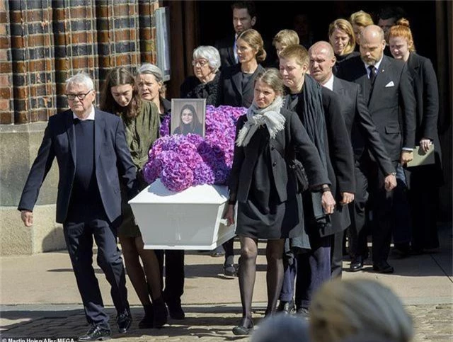 Tỷ phú Đan Mạch đau buồn tiễn đưa 3 con thiệt mạng vì vụ đánh bom ở Sri Lanka - 6