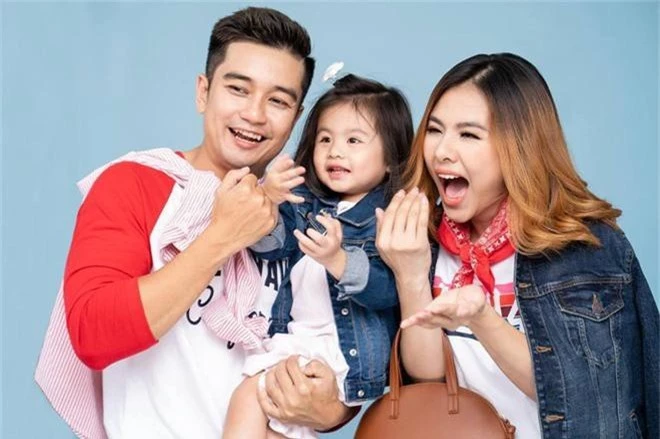 Vân Trang khoe ảnh gia đình hạnh phúc nhưng biểu cảm của con gái lại có gì đó sai sai - Ảnh 10. Vân Trang khoe ảnh gia đình hạnh phúc nhưng biểu cảm của con gái lại có gì đó sai sai - Ảnh 10.