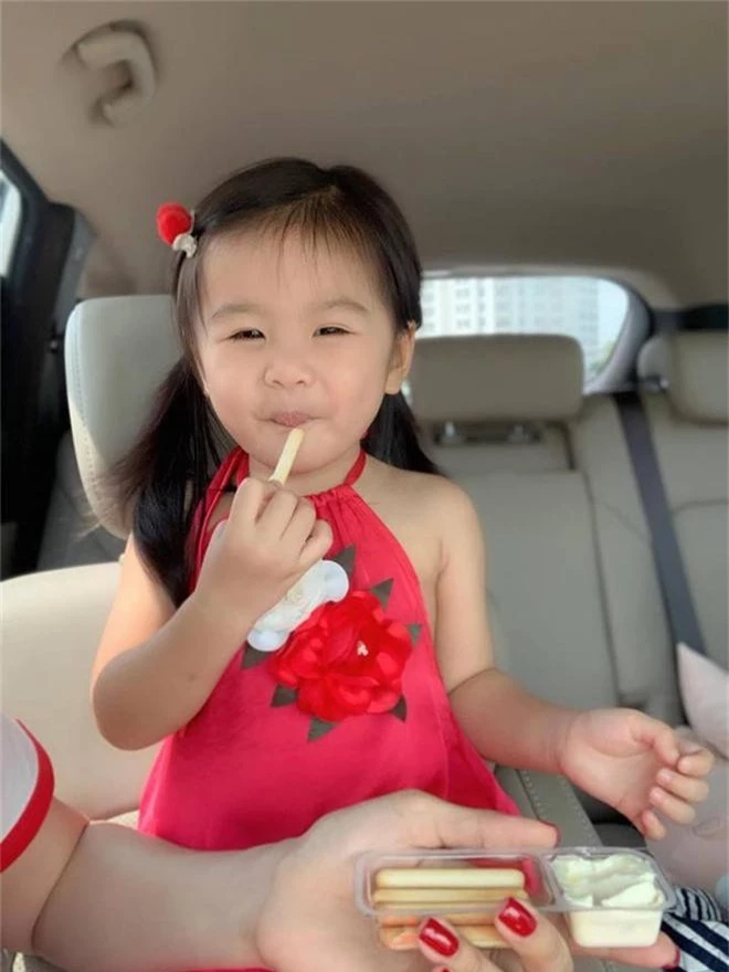 Vân Trang khoe ảnh gia đình hạnh phúc nhưng biểu cảm của con gái lại có gì đó sai sai - Ảnh 8. Vân Trang khoe ảnh gia đình hạnh phúc nhưng biểu cảm của con gái lại có gì đó sai sai - Ảnh 8.