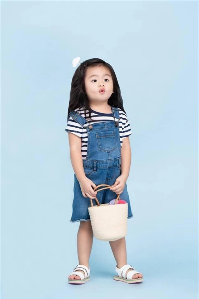 Vân Trang khoe ảnh gia đình hạnh phúc nhưng biểu cảm của con gái lại có gì đó sai sai - Ảnh 9. Vân Trang khoe ảnh gia đình hạnh phúc nhưng biểu cảm của con gái lại có gì đó sai sai - Ảnh 9.