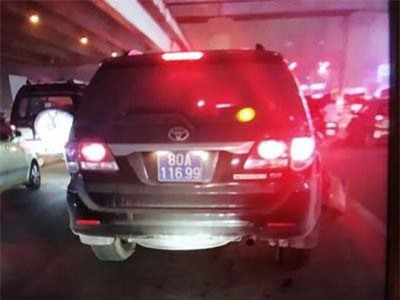 Hà Nội: Nghi vấn xe biển xanh tông tài xế xe ôm bị thương rồi bỏ chạy