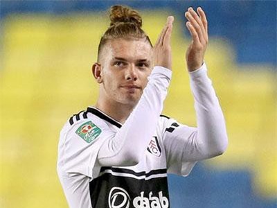 Cầu thủ ra mắt ở tuổi 16, kỷ lục Premier League bị 'xô đổ'