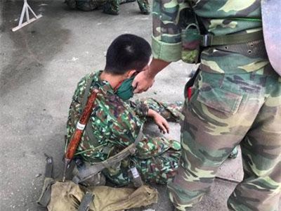 Hà Nội: Xe chở quân đội lật ngửa, hàng chục binh sĩ bị thương