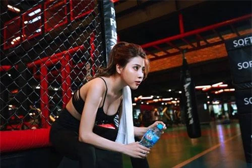 Cụ thể, người đẹp sinh năm 1993 đã giảm từ 70kg xuống còn 43kg. Sau đó, cô nàng phải tăng thêm 11kg để trở về cân nặng 54kg như hiện tại vì quá ốm. Cụ thể, người đẹp sinh năm 1993 đã giảm từ 70kg xuống còn 43kg. Sau đó, cô nàng phải tăng thêm 11kg để trở về cân nặng 54kg như hiện tại vì quá ốm.