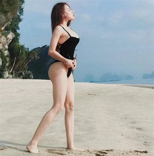 Cô nàng đang là gymer online khá nổi tiếng ở Việt Nam. Cô nàng đang là gymer online khá nổi tiếng ở Việt Nam.