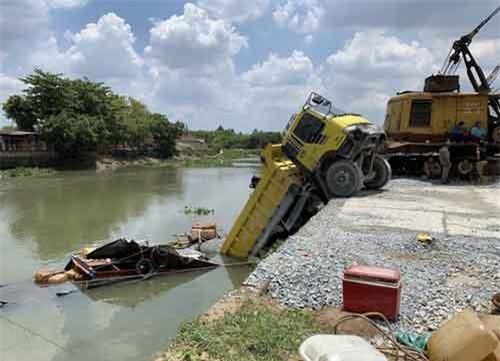 Hi hữu xe ben chở đá rơi xuống sông đè chìm một chiếc ghe