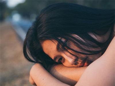 Vừa nghe tin chồng có bồ, tôi òa khóc gọi cho mẹ chồng thì bà bảo: “Yên tâm, mẹ xử xong rồi!”