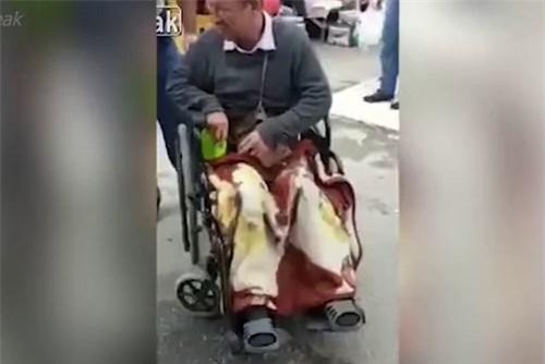 CLIP HOT (6/5): Chiêu trò giả ăn xin của ông lão ngồi xe lăn, phì cưới với cảnh cô gái mượn rượu tỏ tình