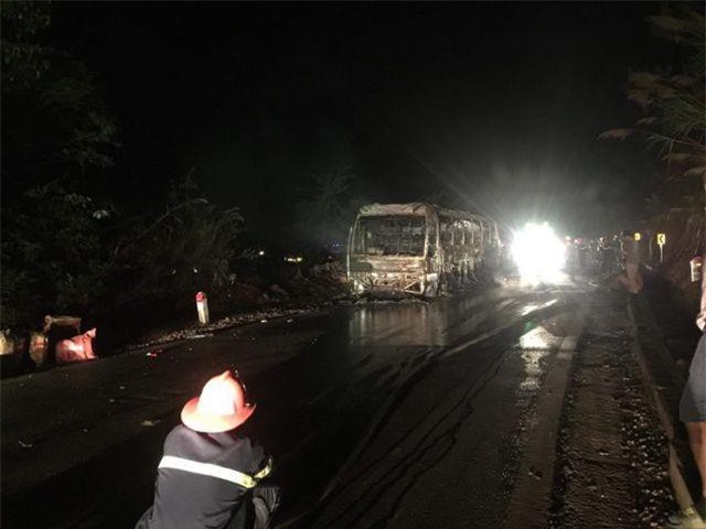 Sơn La: Xe khách bốc cháy dữ dội trong đêm, 30 hành khách chạy thoát thân