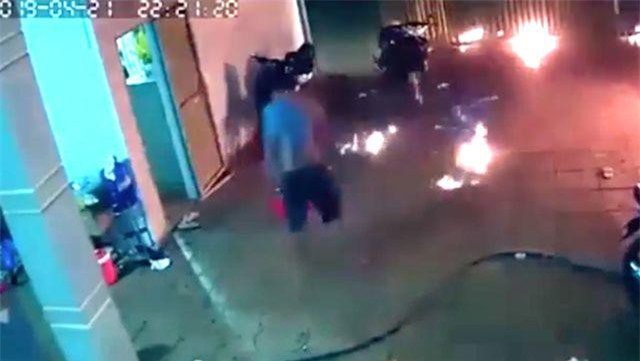 B&#xEC;nh Ph&#x1B0;&#x1EDB;c: D&#x1ED9;i bom x&#x103;ng v&#xE0;o nh&#xE0; h&#xE0;ng x&#xF3;m, 4 ng&#x1B0;&#x1EDD;i b&#x1ECB; th&#x1B0;&#x1A1;ng