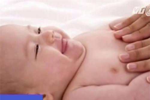 Con nhập viện vì bị mẹ hôn môi gây sốc