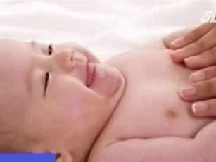 Con nhập viện vì bị mẹ hôn môi gây sốc