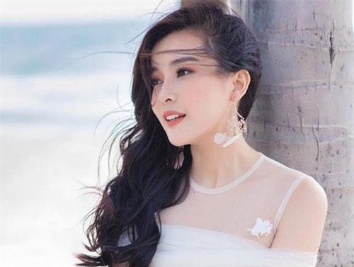 Chạy đua cát-xê, đồ hiệu xe sang và thực tế khắc nghiệt sau ánh hoàng quang showbiz
