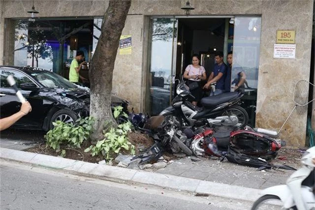 Hà Nội: Ô tô lao lên vỉa hè tông vỡ nát 6 xe máy - 1