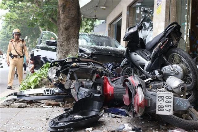 Hà Nội: Ô tô lao lên vỉa hè tông vỡ nát 6 xe máy - 2