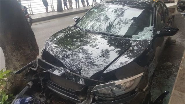Hà Nội: Ô tô lao lên vỉa hè tông vỡ nát 6 xe máy - 4