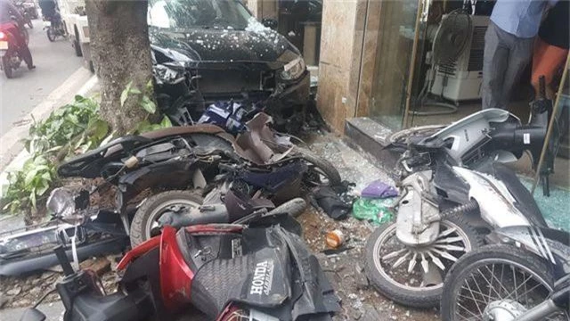 Hà Nội: Ô tô lao lên vỉa hè tông vỡ nát 6 xe máy - 5