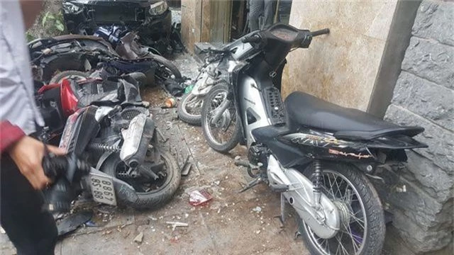 Hà Nội: Ô tô lao lên vỉa hè tông vỡ nát 6 xe máy - 6
