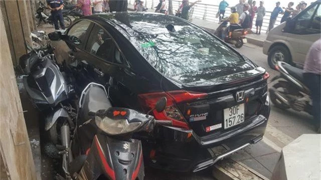 Hà Nội: Ô tô lao lên vỉa hè tông vỡ nát 6 xe máy - 7