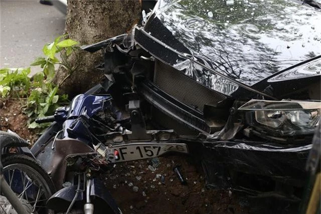 Hà Nội: Ô tô lao lên vỉa hè tông vỡ nát 6 xe máy - 8