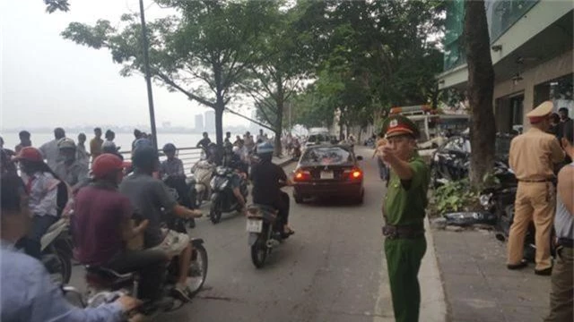 Hà Nội: Ô tô lao lên vỉa hè tông vỡ nát 6 xe máy - 9