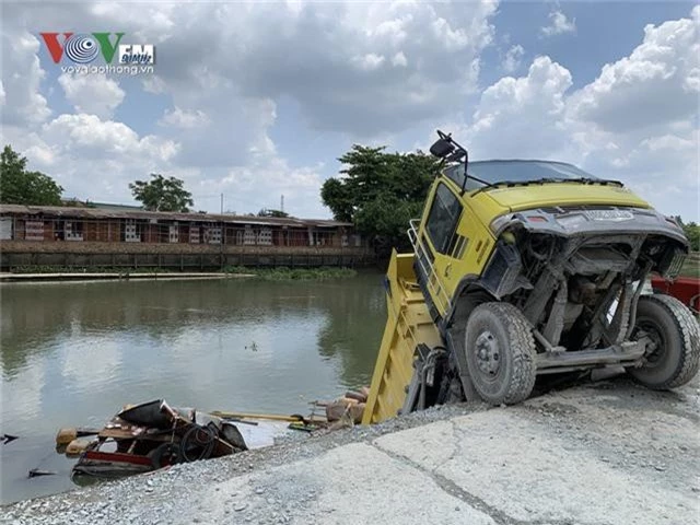 Hi hữu xe ben chở đá rơi xuống sông đè chìm một chiếc ghe - Ảnh 2.