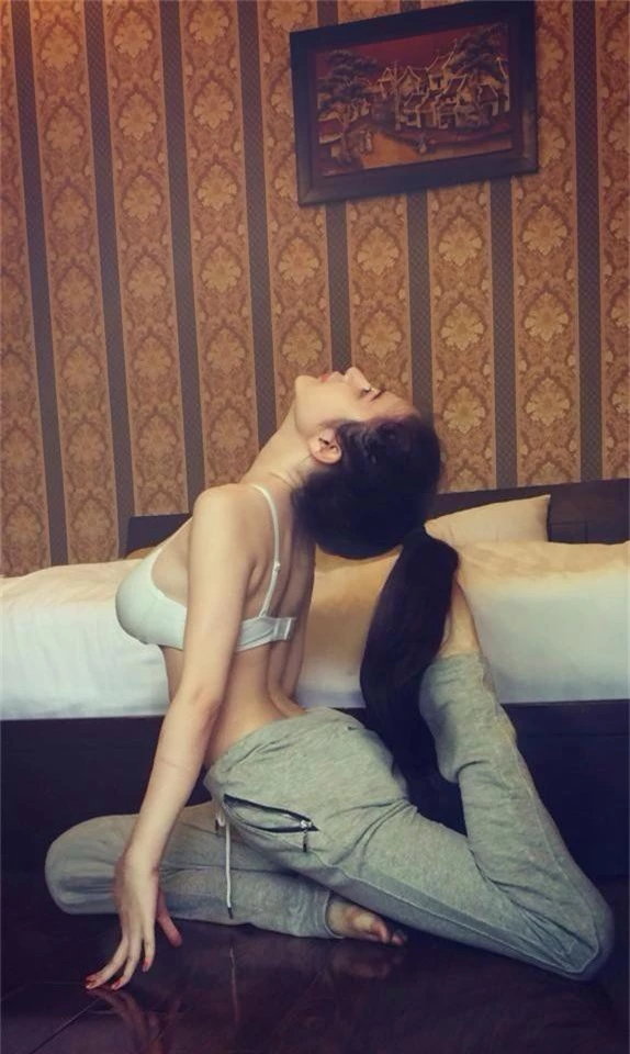 ho ngoc ha, angela phuong trinh tap yoga de co co the goi cam hinh anh 3