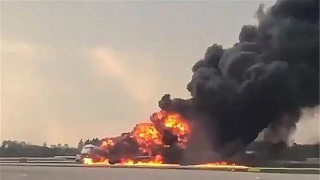 Máy bay chở khách của Nga cháy dữ dội sau khi hạ cánh khẩn cấp, 41 người thiệt mạng - 1
