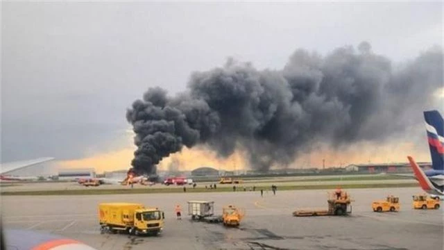 Máy bay chở khách của Nga cháy dữ dội sau khi hạ cánh khẩn cấp, 41 người thiệt mạng - 3