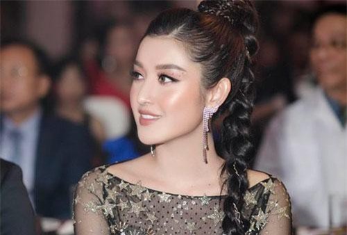 Huyền My than “muốn trẹo cổ” khi gắn 2kg xích lên tóc