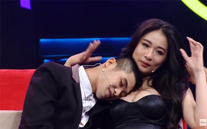 Nữ sinh siêu vòng 1 cho bạn trai tựa đầu lên ngực trên truyền hình gây tranh cãi