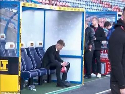 CĐV M.U tan nát cõi lòng chứng kiến cảnh tượng này