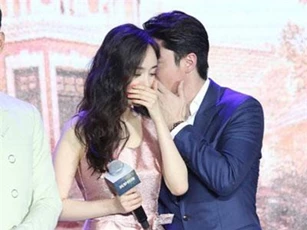 Chính vì những cử chỉ thiếu ý tứ thế này bảo sao Dương Mịch - Hoắc Kiến Hoa suốt ngày bị đồn đại yêu đương