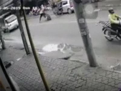 Mở cửa xe thiếu quan sát, tài xế ô tô con gây tai nạn kinh hoàng