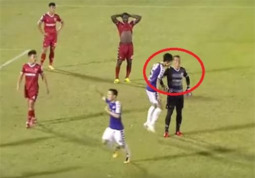 Văn Hậu ăn mừng khiêu khích: Cẩn thận bị như Mạc Hồng Quân