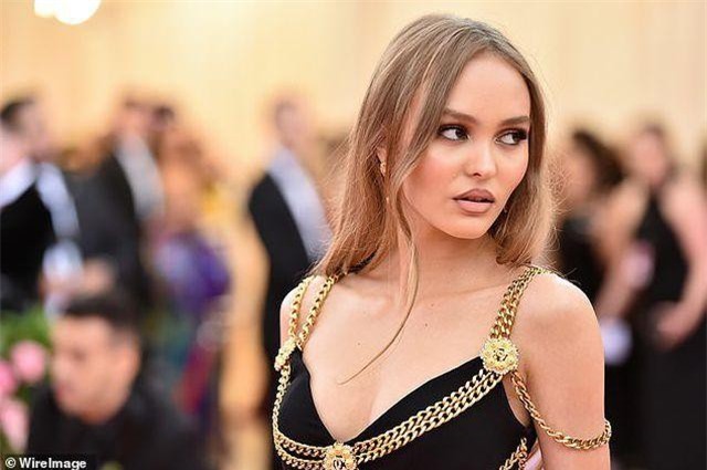 Con gái Johnny Depp đẹp quyến rũ từ mọi góc nhìn