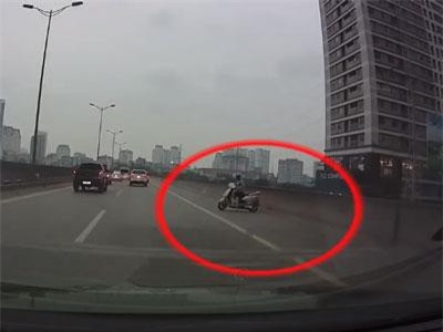 Nữ tài xế định quay đầu đi ngược chiều trên cao tốc