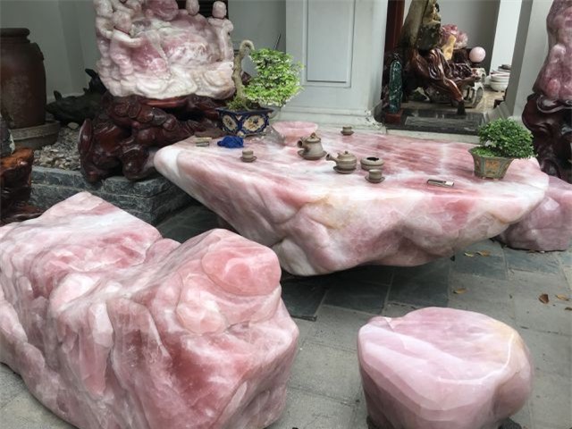 S&#x1EEF;ng s&#x1EDD; tr&#x1B0;&#x1EDB;c v&#x1EBB; &#x111;&#x1EB9;p c&#x1EE7;a b&#x1ED9; b&#xE0;n gh&#x1EBF; &#x111;&#xE1; th&#x1EA1;ch anh h&#x1ED3;ng, ch&#x1EC9; &#x111;&#x1EA1;i gia m&#x1EDB;i d&#xE1;m ch&#x1A1;i