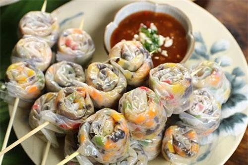 Bánh tráng lụi chấm mắm me thơm ngon. Bánh tráng lụi chấm mắm me thơm ngon.