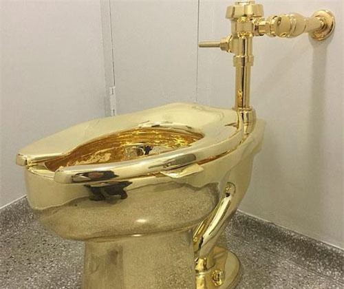 Lắp đặt toilet dát vàng 18 kara để công chúng sử dụng