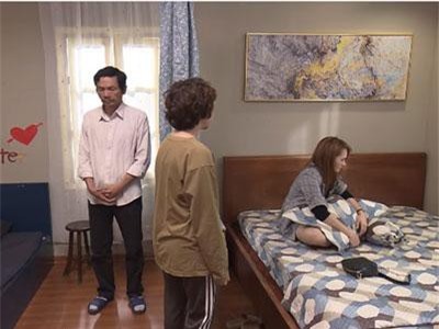 CHUYỆN SHOWBIZ (7/5): Hoãn phát sóng phim 'Về nhà đi con', hai chị em cô Kim sexy trên thảm đỏ Met gala