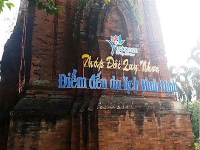Tháp Chăm ngàn năm tuổi bị khoan đục để treo biển quảng bá du lịch
