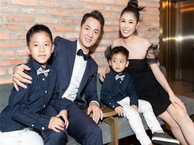 Hai quý tử nhà Đăng Khôi cực đáng yêu theo chân mẹ đến chúc mừng bố