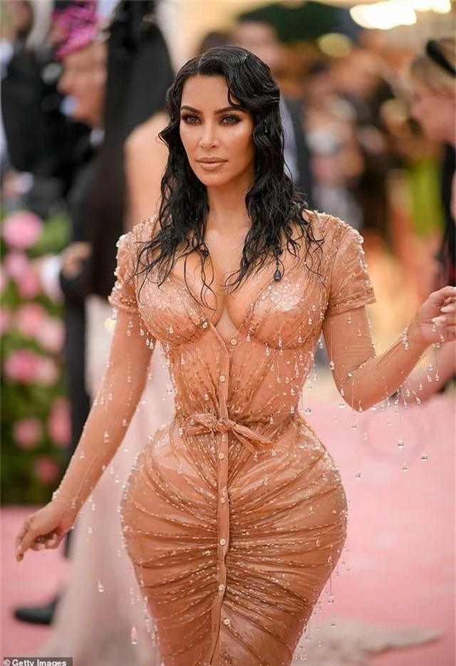 Choáng với eo siêu nhỏ của Kim Kardashian - 1