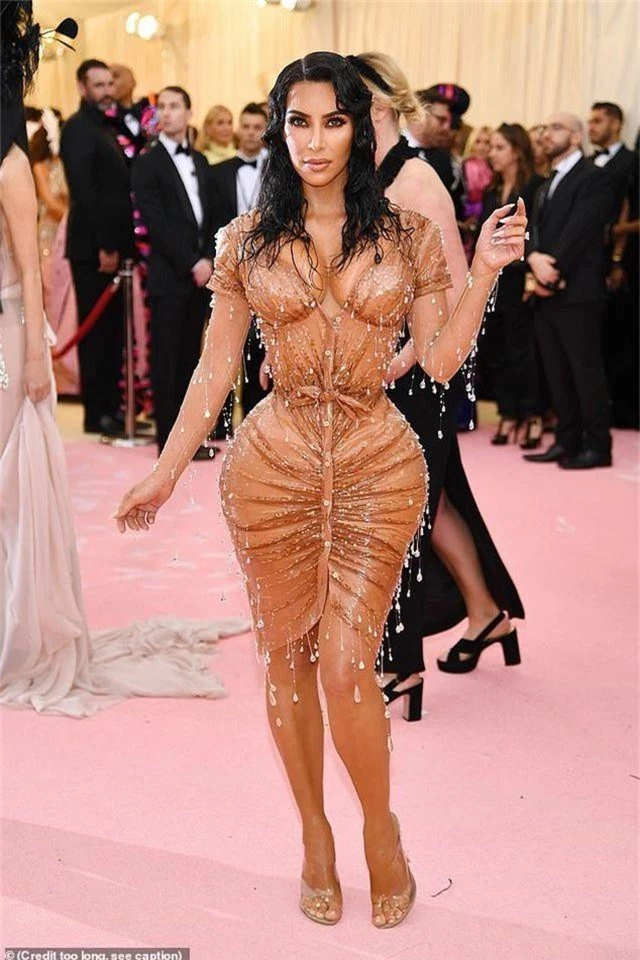 Choáng với eo siêu nhỏ của Kim Kardashian - 4