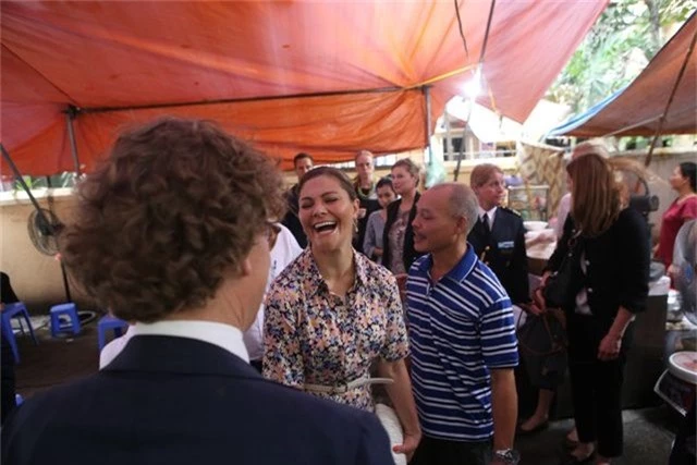 Công chúa Thụy Điển thưởng thức bún bò Nam Bộ tại quán ăn bình dân - 2
